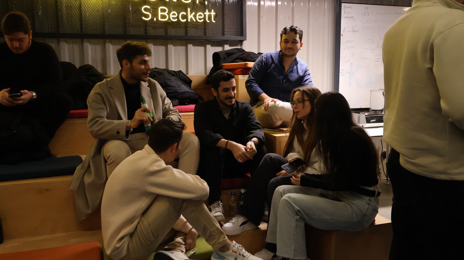 Salonda sohbet eden katılımcılar